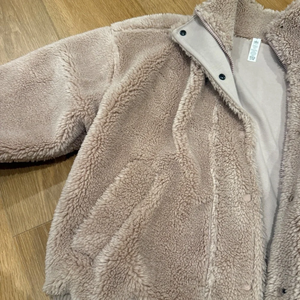 ALO Yoga Varsity Sherpa Small Jacket - Picture 8 of 8